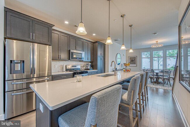 Foto del edificio - 1001 Lakeview Ct