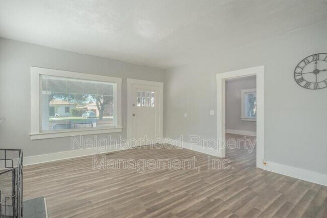 Foto del edificio - 1594 N Safford Ave