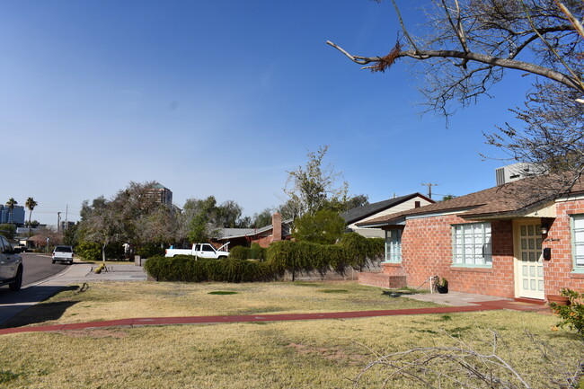 Building Photo - 820 E Cambridge Ave