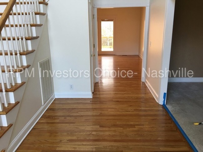 Building Photo - Executive 5/5 Home in Brentwood!