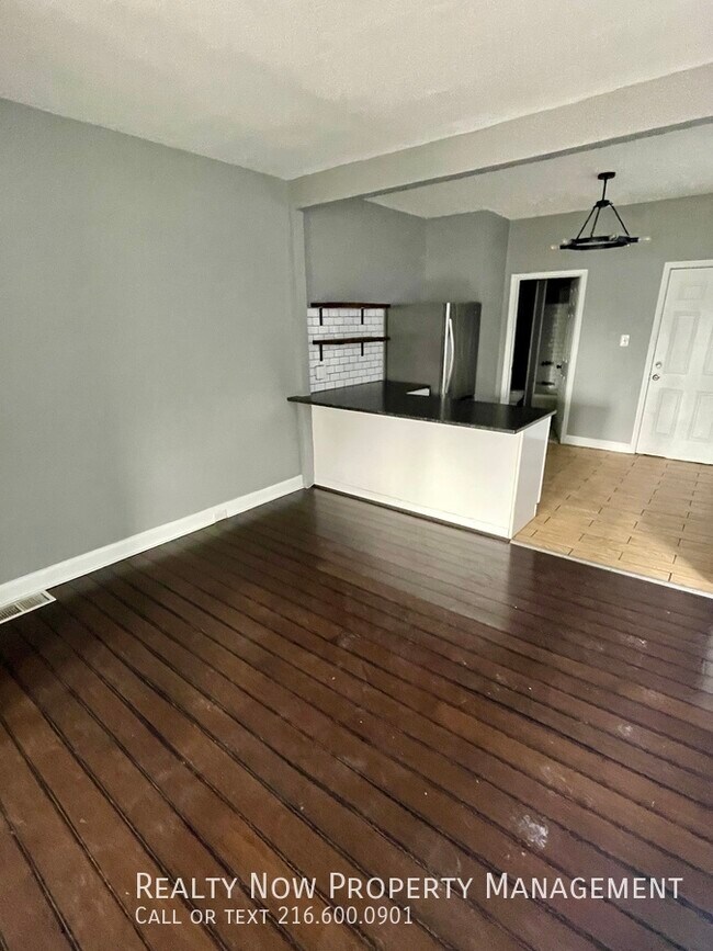 Building Photo - 1335 W 61st St