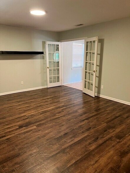 Building Photo - 2501 White Oak Ln