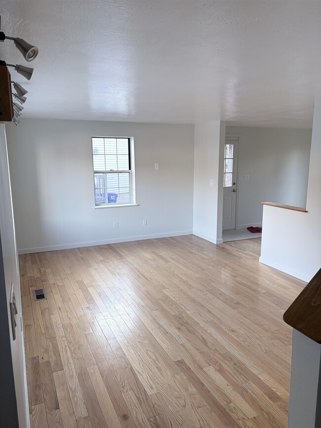 Building Photo - 2 Arabian Ct