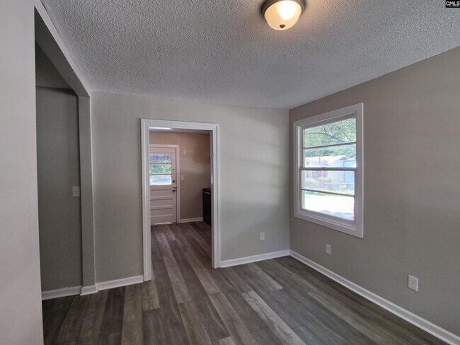 Building Photo - 1100 Rumar St