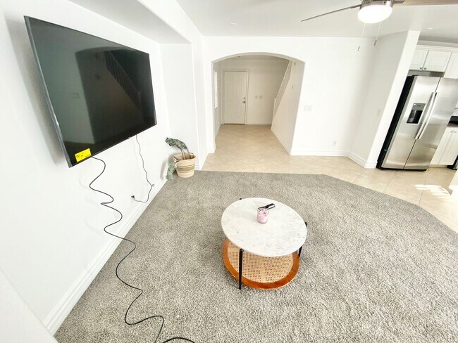 Foto del edificio - STUNNING 2 STORY HOME IN A GUARD GATED COM...