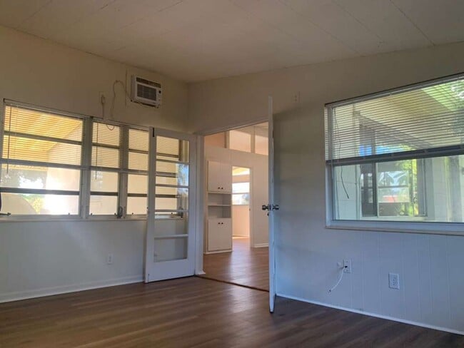 Building Photo - Light and Bright Two Bedroom Duplex in Gul...