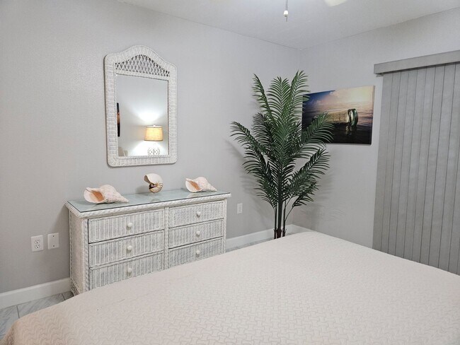 Building Photo - 1323 Bayshore Dr