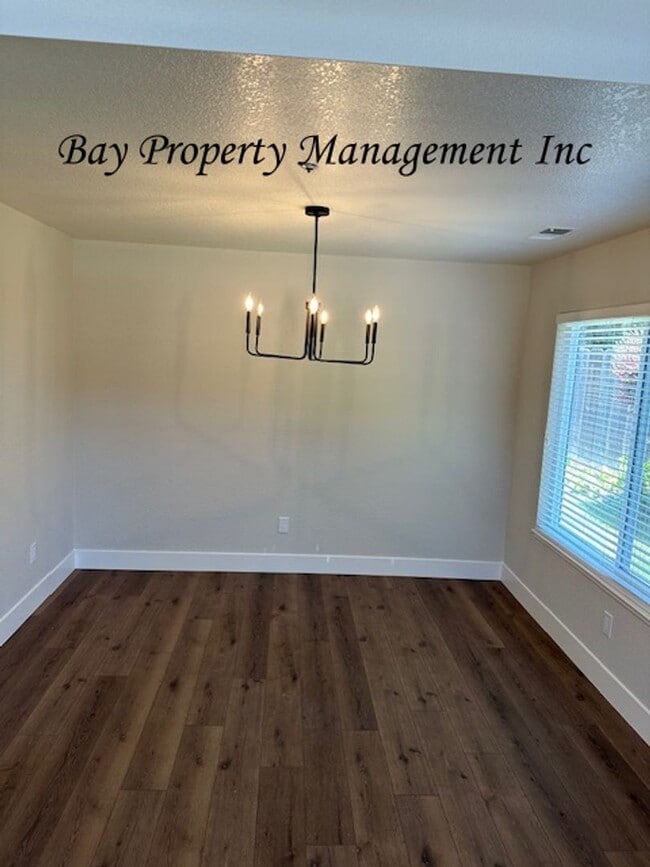 Building Photo - Nicely Updated 3 bedroom, 2 bath Home in t...