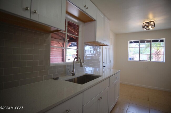 Building Photo - 721 E Joan Pl