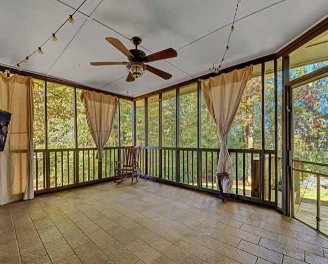 Foto del edificio - 8605 High Lark Ln