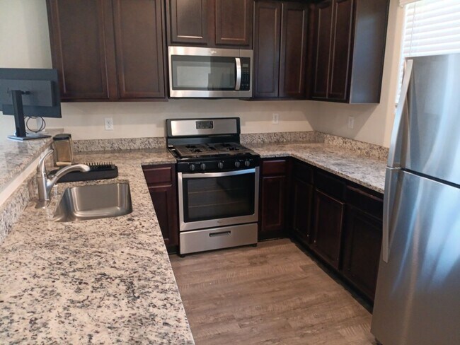 Foto del edificio - 3 Bedroom, 2.5 Bathroom Home! Schedule a Showing!