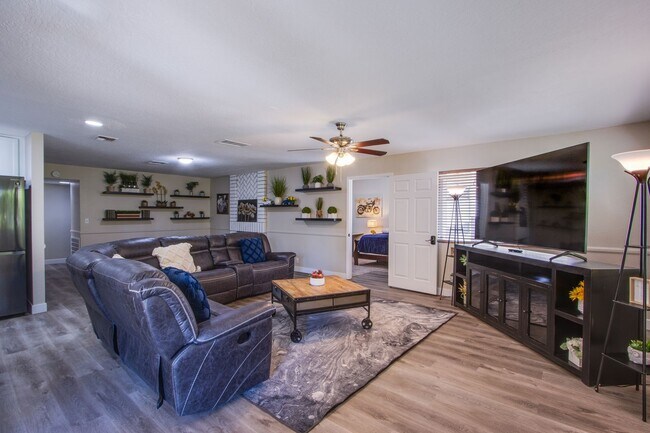 Foto del edificio - Spacious, Stylish, and Fully Furnished – L...