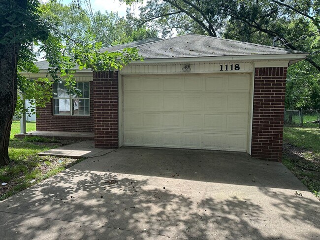 Foto del edificio - Welcome to this charming 3-bedroom, 2-bathroom home located in the heart of Russellville, AR.