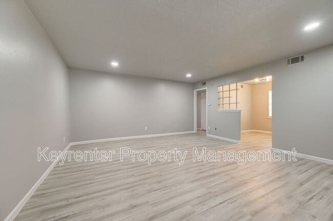 Building Photo - 1309 Crown Point Ave