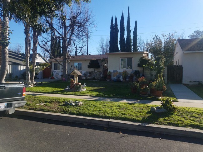 Curb View - 7306 Amestoy Ave