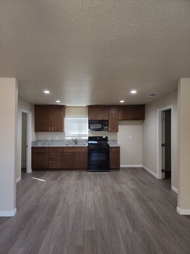 Foto del edificio - 2 Bedroom 1 Bath with Washer and Dryer Hook-ups