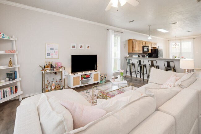 Foto del edificio - AUGUST PRE-LEASE!  3 Bedroom 3 Bathroom Ho...