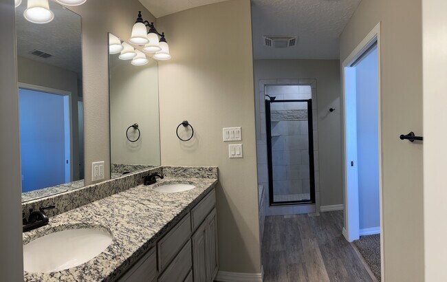 Foto del edificio - 2216 Amanda Ln