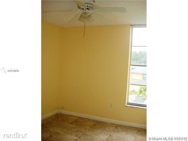 Building Photo - 9678 Fontainebleau Blvd