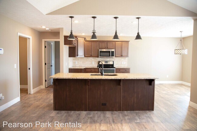 Building Photo - 4 br, 2 bath House - 5764 E Gatehouse Dr.