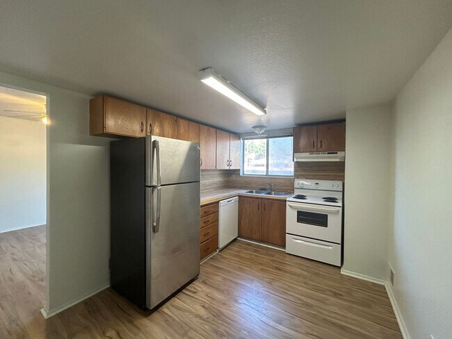 Building Photo - 400 E 4 plex