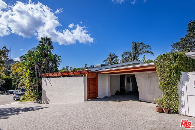 Foto del edificio - 8405 Edwin Dr
