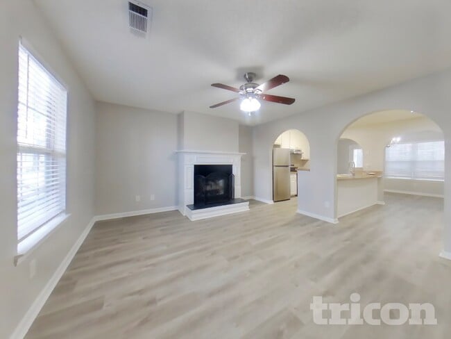 Building Photo - 5021 Meadow Trce