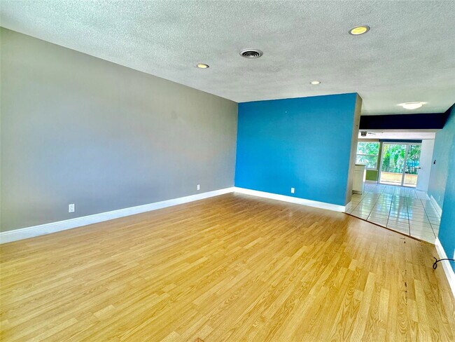 Building Photo - 1121 SW 12th Ct
