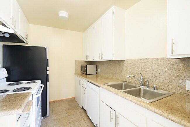 Building Photo - 100 S Doheny Dr