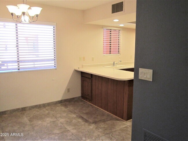 Foto del edificio - 4303 E Cactus Rd