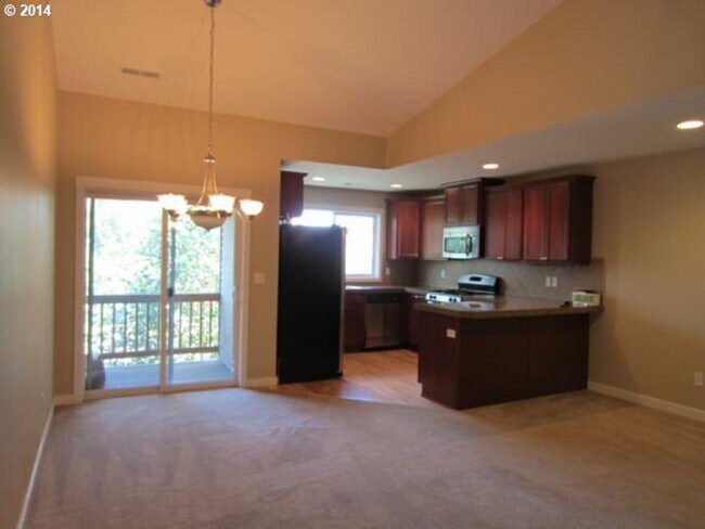 Foto del edificio - Charming 3 Bedroom 2.5 Bath Townhouse in the St. Johns Area! Garage and Washer & Dryer Provided
