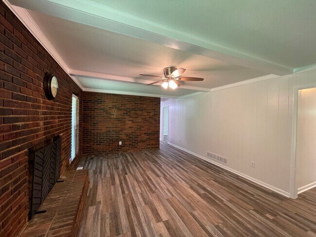Building Photo - Three Bedroom Ranch in West Athens