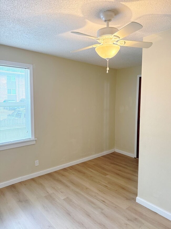 Building Photo - For Rent...850 Rice St, Wood River, IL 62095