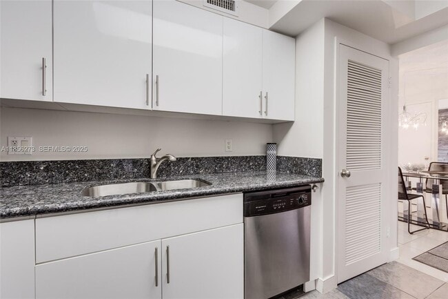 Foto del edificio - 301 Golden Isles Dr