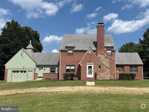 Building Photo - 112 St Marys Ave