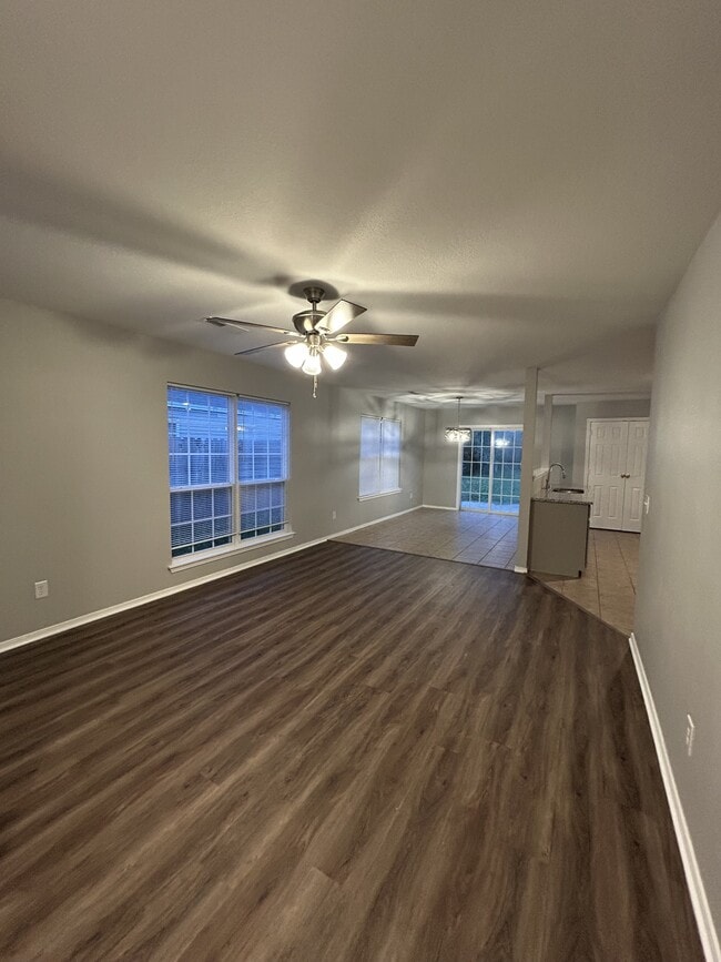 Foto del edificio - 324 Grant Springs Dr