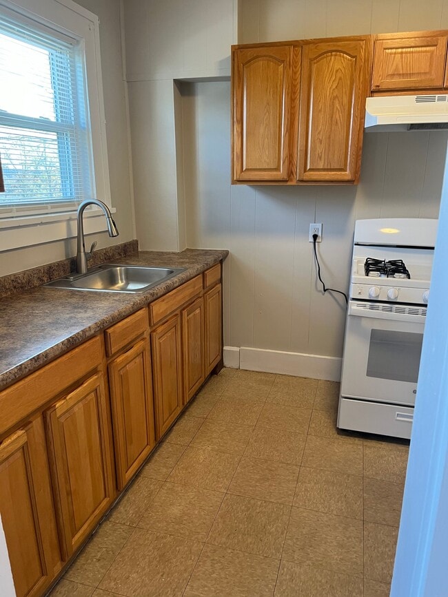 Building Photo - 40 Newcomb St