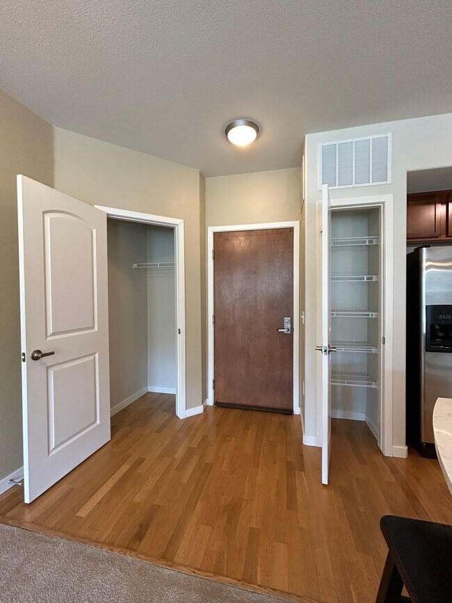 Building Photo - One Bedroom Condo Available For Rent at Va...