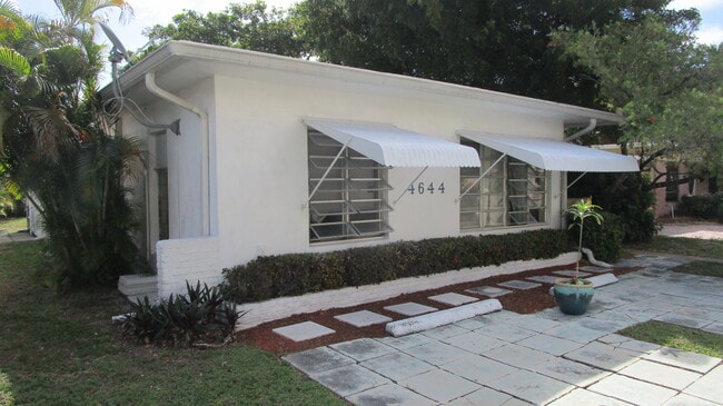 Frente de villa de 2 unidades con estacionamiento - 4644 Poinciana St