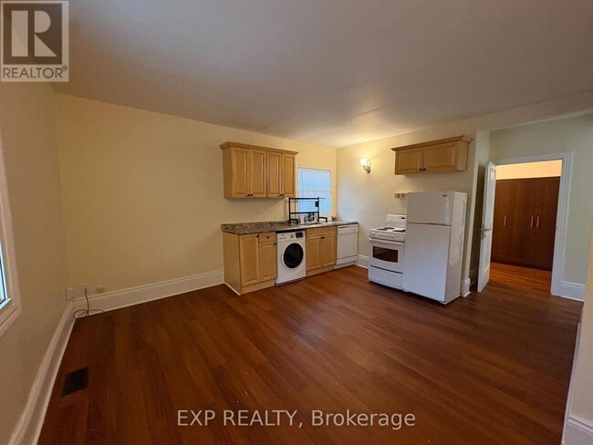 Building Photo - 567 Pearson St