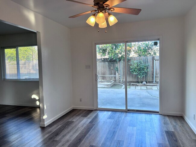 Building Photo - Three Bedroom Two Bathroom Home