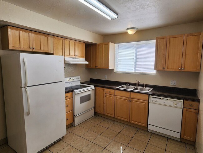 Building Photo - 2 Story Duplex 2 BD 1.5 BA