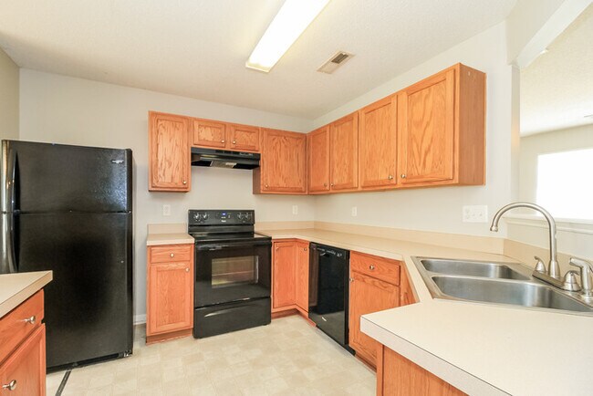 Building Photo - Spacious Suburban Gem
