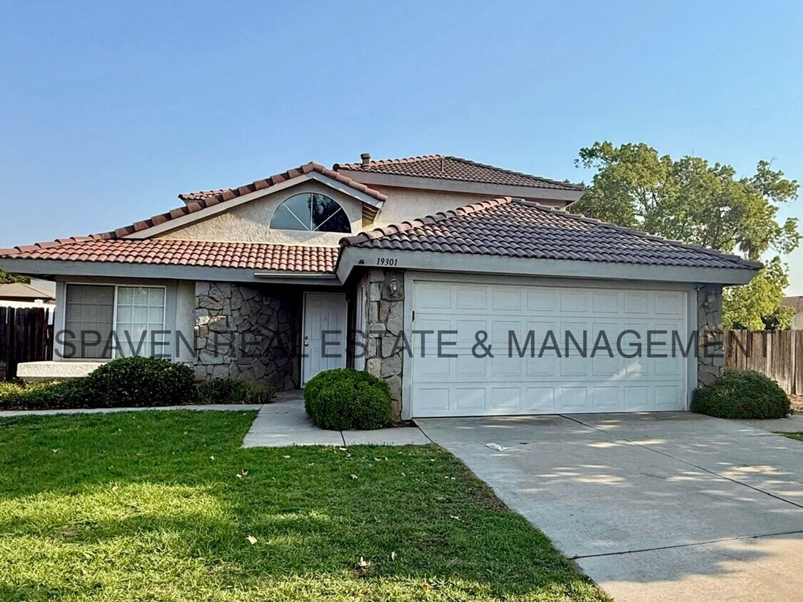 Primary Photo - Desirable Orangecrest Home