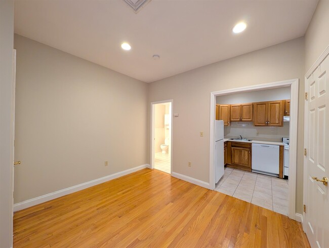 Building Photo - 454 Green St