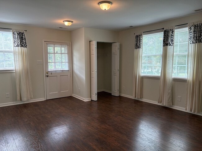 Building Photo - 4 bedroom, 2 bathroom House in Greensboro!