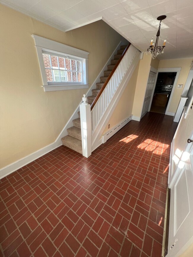 Building Photo - WEST END THREE BEDROOM HOME