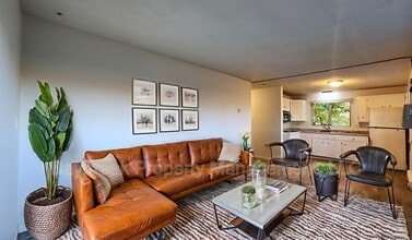 Building Photo - 32 10th Ave N