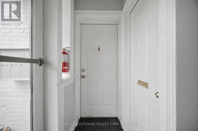 Building Photo - 486 Holtby Ave
