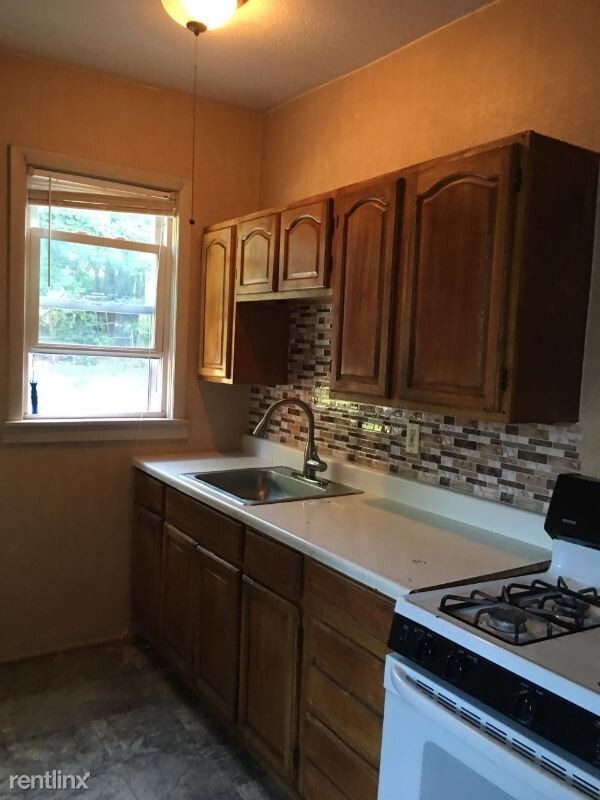 Building Photo - 21 Mowry St